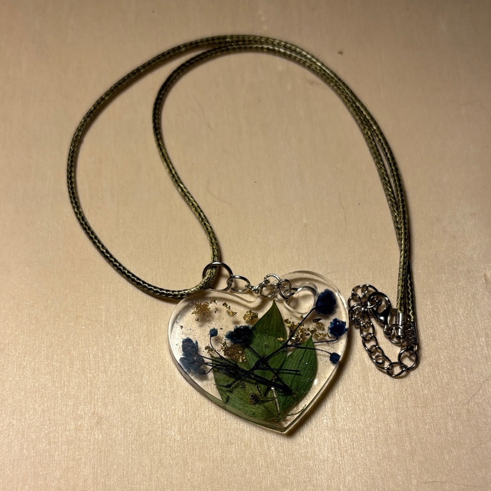 Heart-Shaped Floral Resin Necklace - Picture 5 of 5